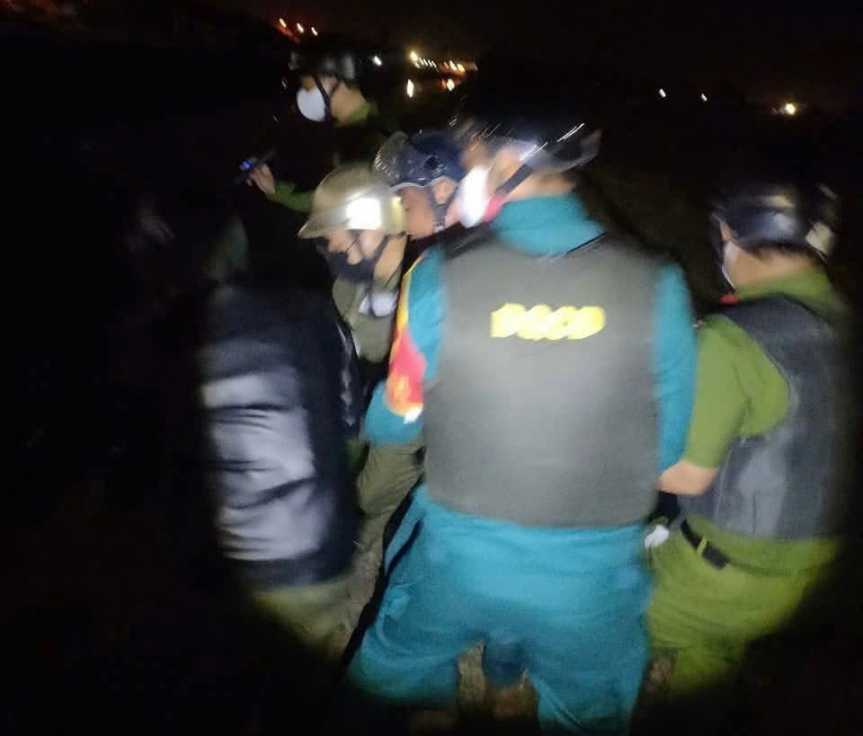 Lực lượng chức năng đã kịp thời ứng cứu. Lực lượng chức năng đã kịp thời ứng cứu.