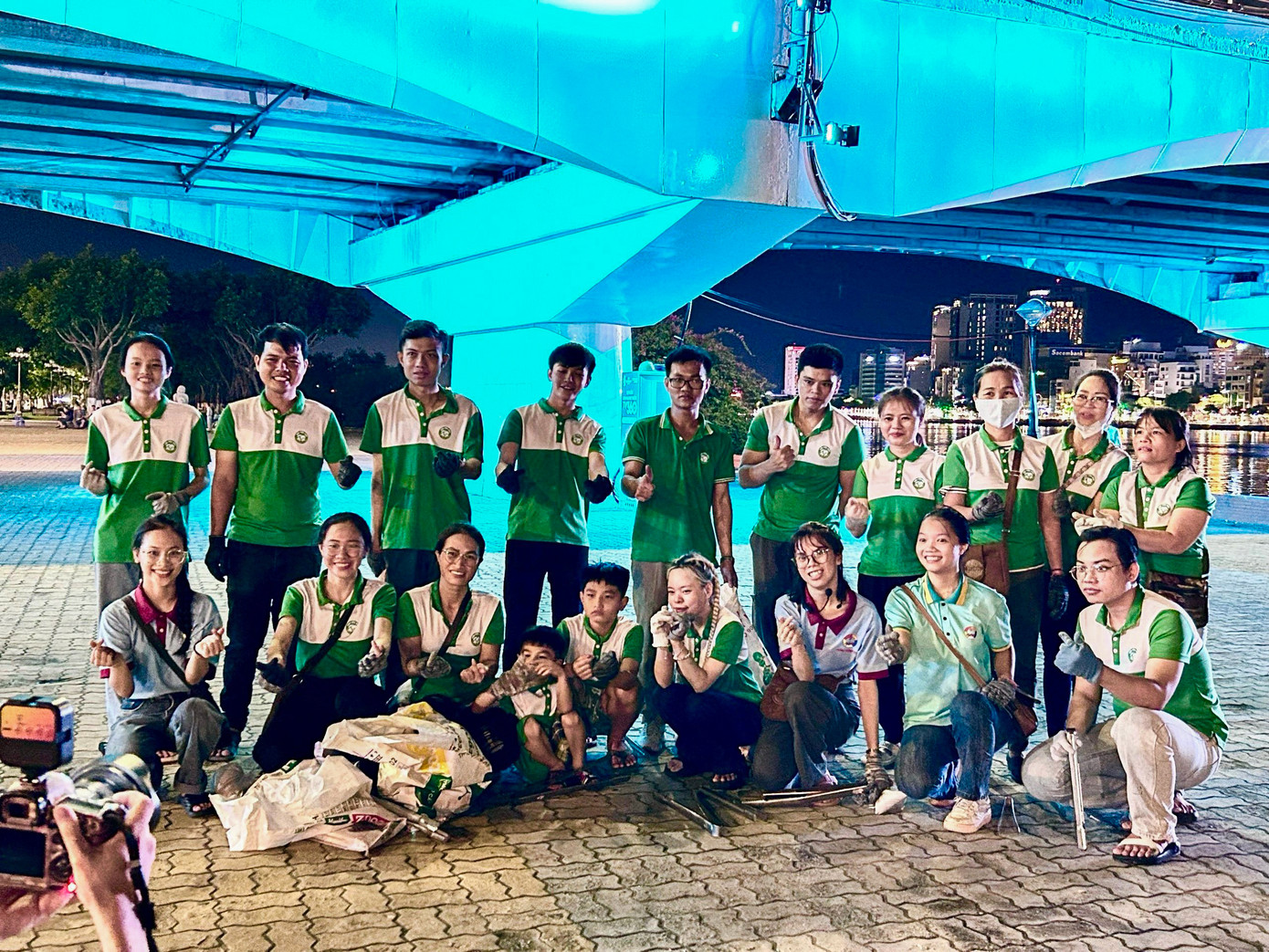 Ghi nhận của Tiền Phong, mặc dù trời đã khuya nhưng rất nhiều bạn trẻ của các đội tình nguyện đã cùng nhau chung tay nhặt rác sau buổi trình diễn pháo hoa để trả lại môi trường trong lành, sạch đẹp.