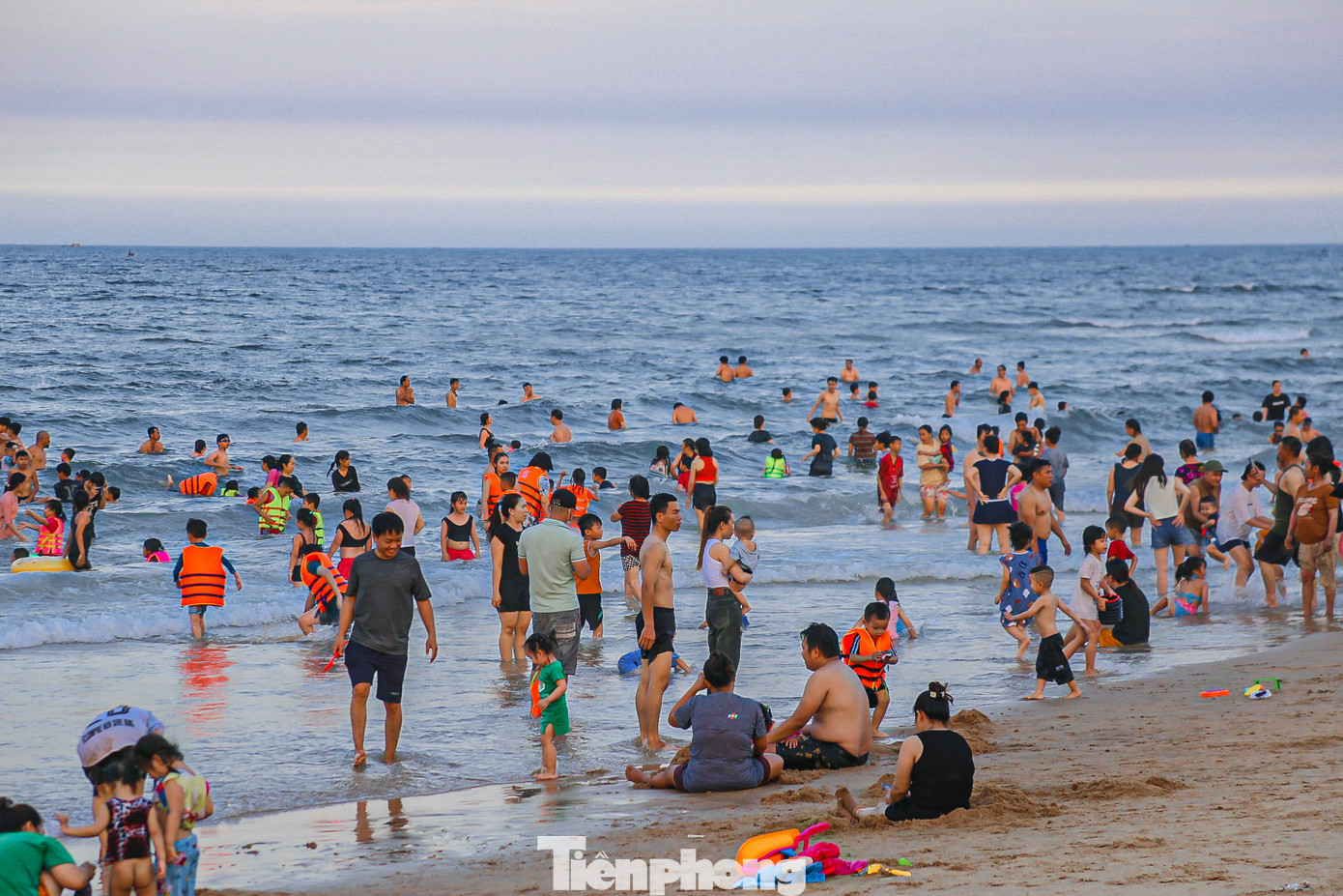 Kỳ nghỉ lễ 30/4 – 1/5 kéo dài cộng với thời tiết nắng nóng gay gắt nên lượng người đổ về các bãi biển tại thành phố Tuy Hòa, tỉnh Phú Yên để tắm mát, giải nhiệt tăng cao.