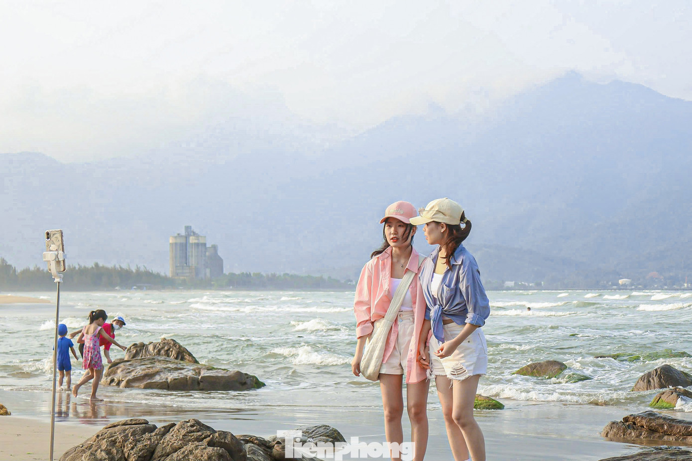 Nhiều bạn trẻ thích dạo bước bên bờ biển thanh bình, ngồi trên những mỏm đá, lắng nghe tiếng sóng vỗ và lưu lại những hình ảnh cùng bạn bè, người thân khi đến đây.