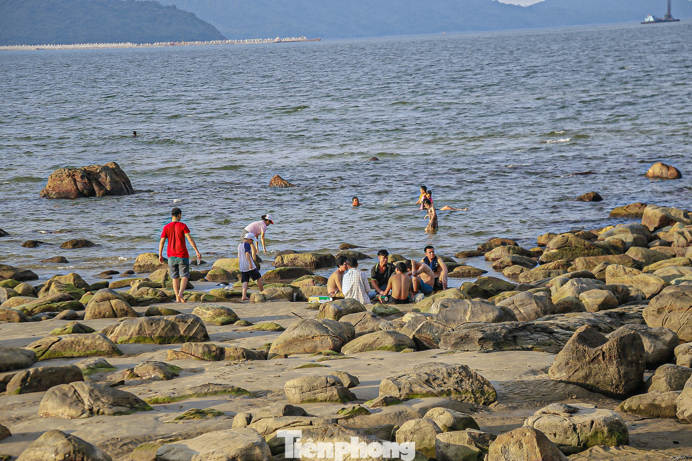 Những ghềnh đá nhấp nhô hòa cùng nước biển trong xanh khiến nhiều người trầm trồ, thích thú.