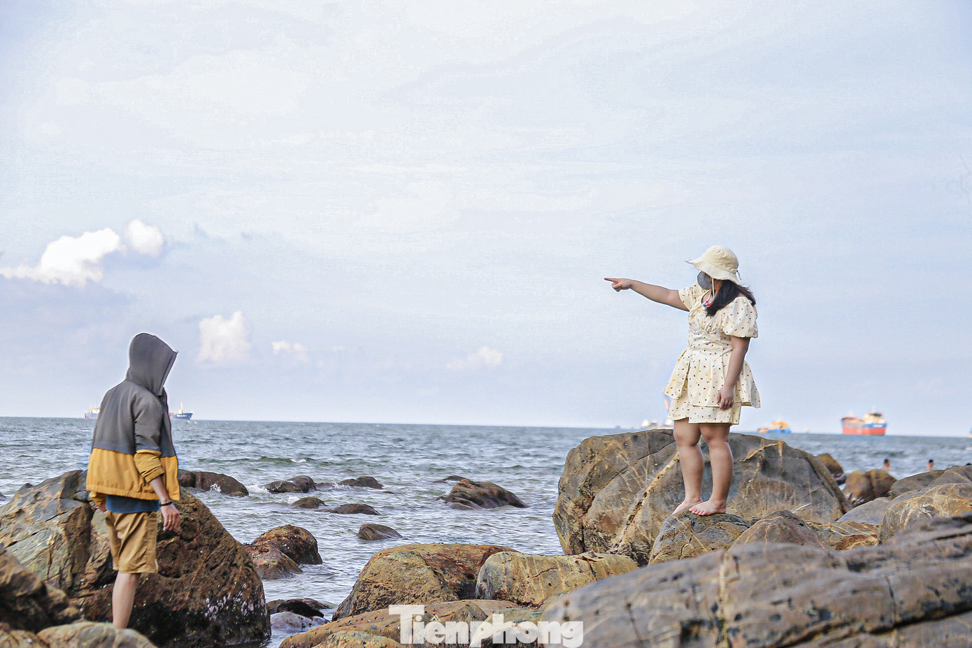 Nhiều bạn trẻ thích dạo bước bên bờ biển thanh bình, ngồi trên những mỏm đá, lắng nghe tiếng sóng vỗ và lưu lại những hình ảnh cùng bạn bè, người thân khi đến đây.