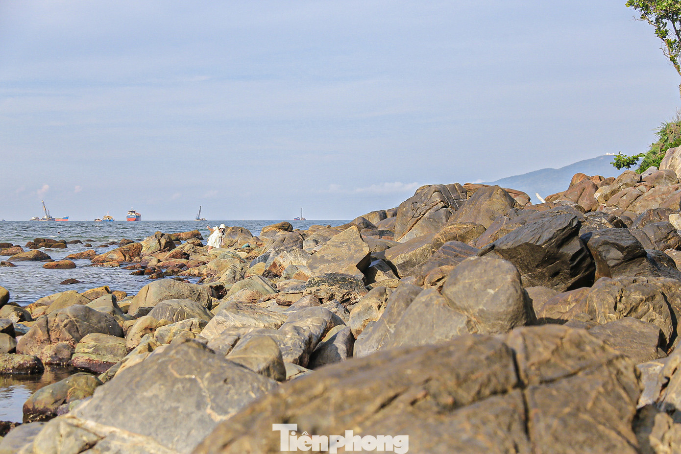 Khi thủy triều rút, nhiều lớp đá ngầm to nhỏ hiện lên xếp chồng lên nhau tạo thành nhiều tầng đá xen kẽ rất đẹp mắt.