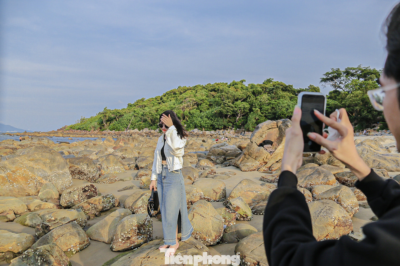 Tranh thủ ngày nghỉ, bạn Nguyễn Nhật Tri cùng người yêu chạy từ Quảng Nam ra Đà Nẵng để chụp hình cùng bãi đá. “Mình biết đến bãi đá Nam Ô này nhờ vào mạng xã hội nên đã tìm đến đây. Tuy đã hết mùa rêu nhưng các bãi đá ở đây thật sự rất đẹp, đứng ở đây mình có thể nhìn thấy bán đảo Sơn Trà và đèo Hải Vân ẩn hiện trong mây trời”.