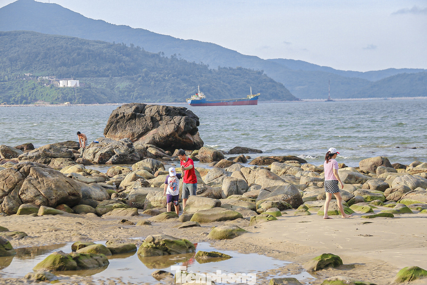 Nhiều người tìm đến rạn Nam Ô để vui chơi...