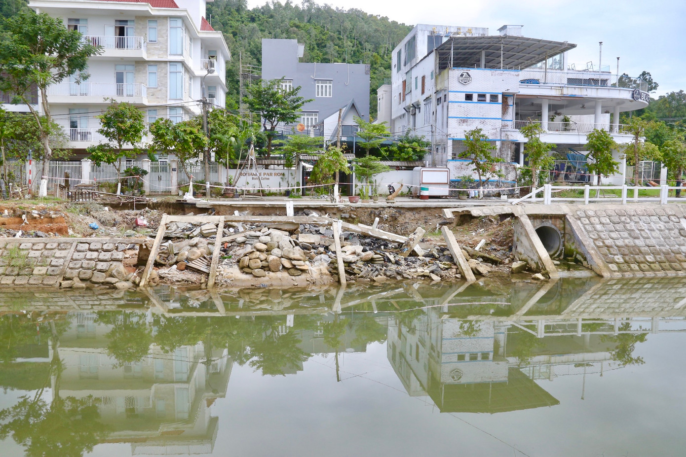 Ông Đào Ngọc Châu - Chánh Văn phòng UBND quận Sơn Trà cho biết: UBND quận nhận được thông tin phản ánh của người dân và đã cho người xuống kiểm tra. Quận sẽ giao Ban Quản lý dự án lập hồ sơ, triển khai khắc phục trong thời gian sớm nhất.