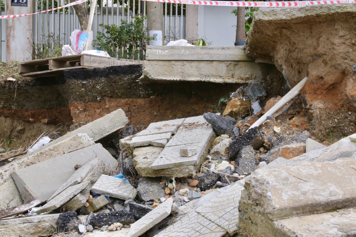 Nhiều mảng bê tông bong tróc, hư hỏng nặng nằm ngổn ngang.