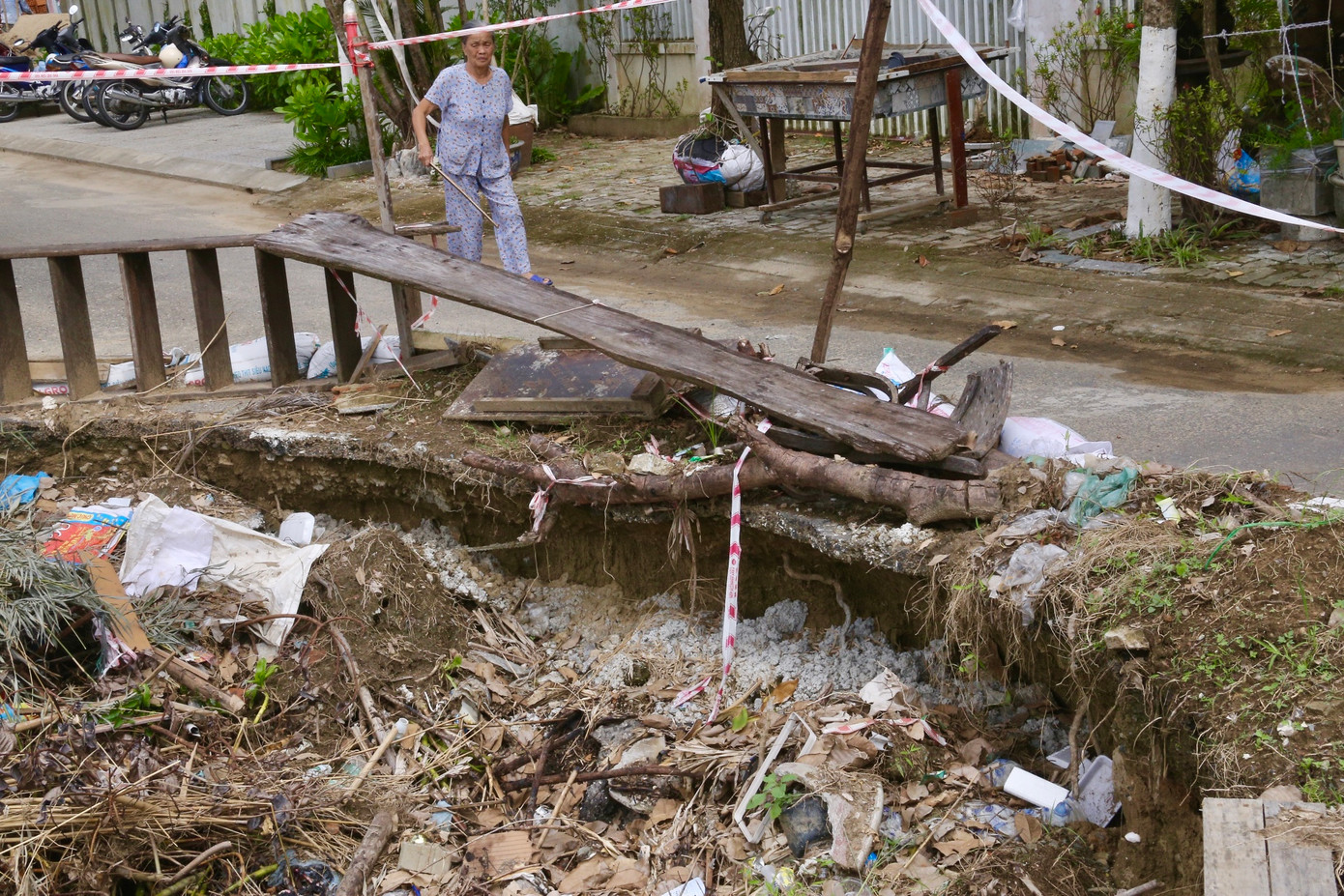 Điểm sạt lở chỉ giăng dây sơ sài, không có biển báo hiệu để cảnh báo người dân.