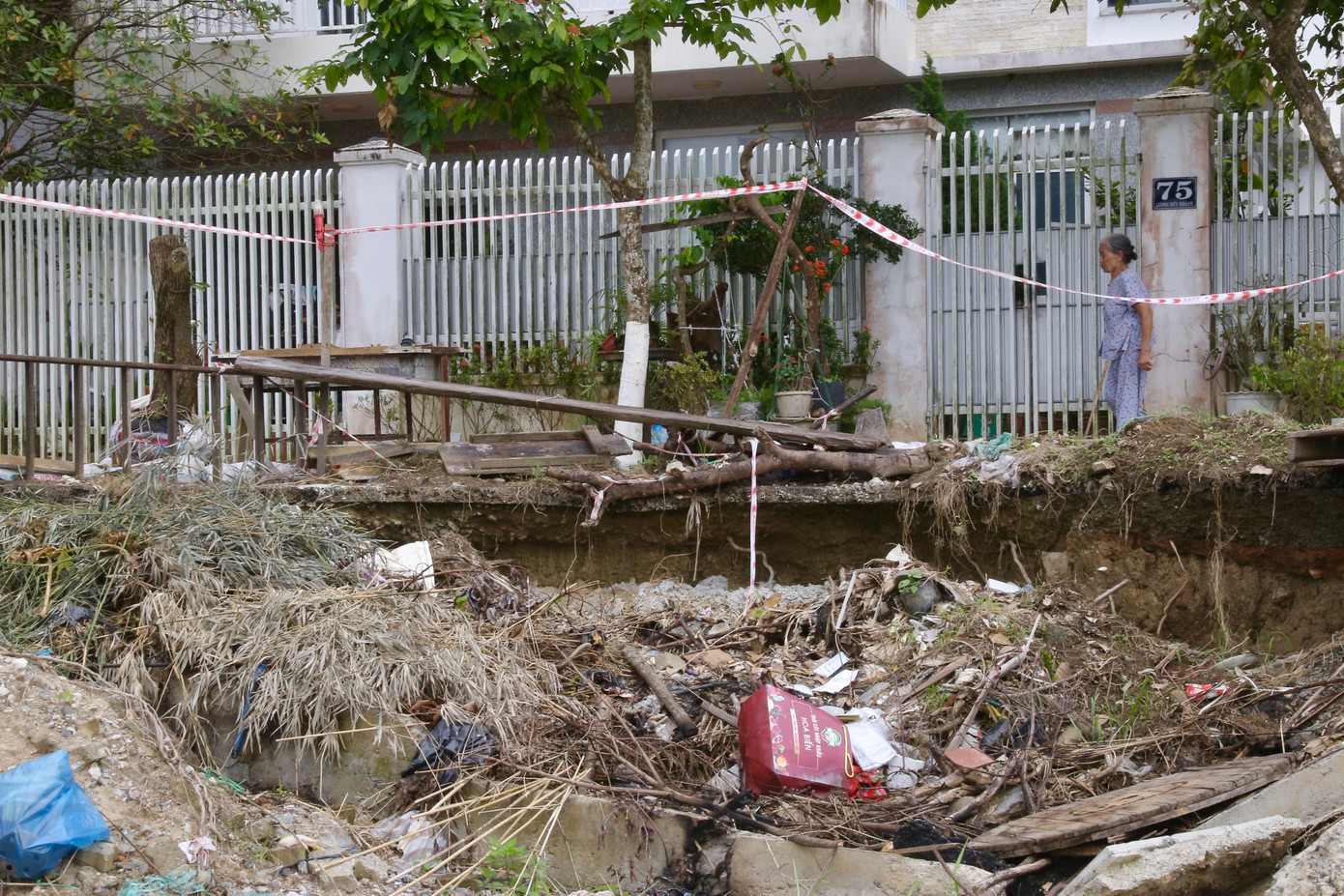 Người dân đem cây cối rào chắn tạm bợ để người tham gia giao thông không gặp nguy hiểm khi đi qua đoạn đường này.