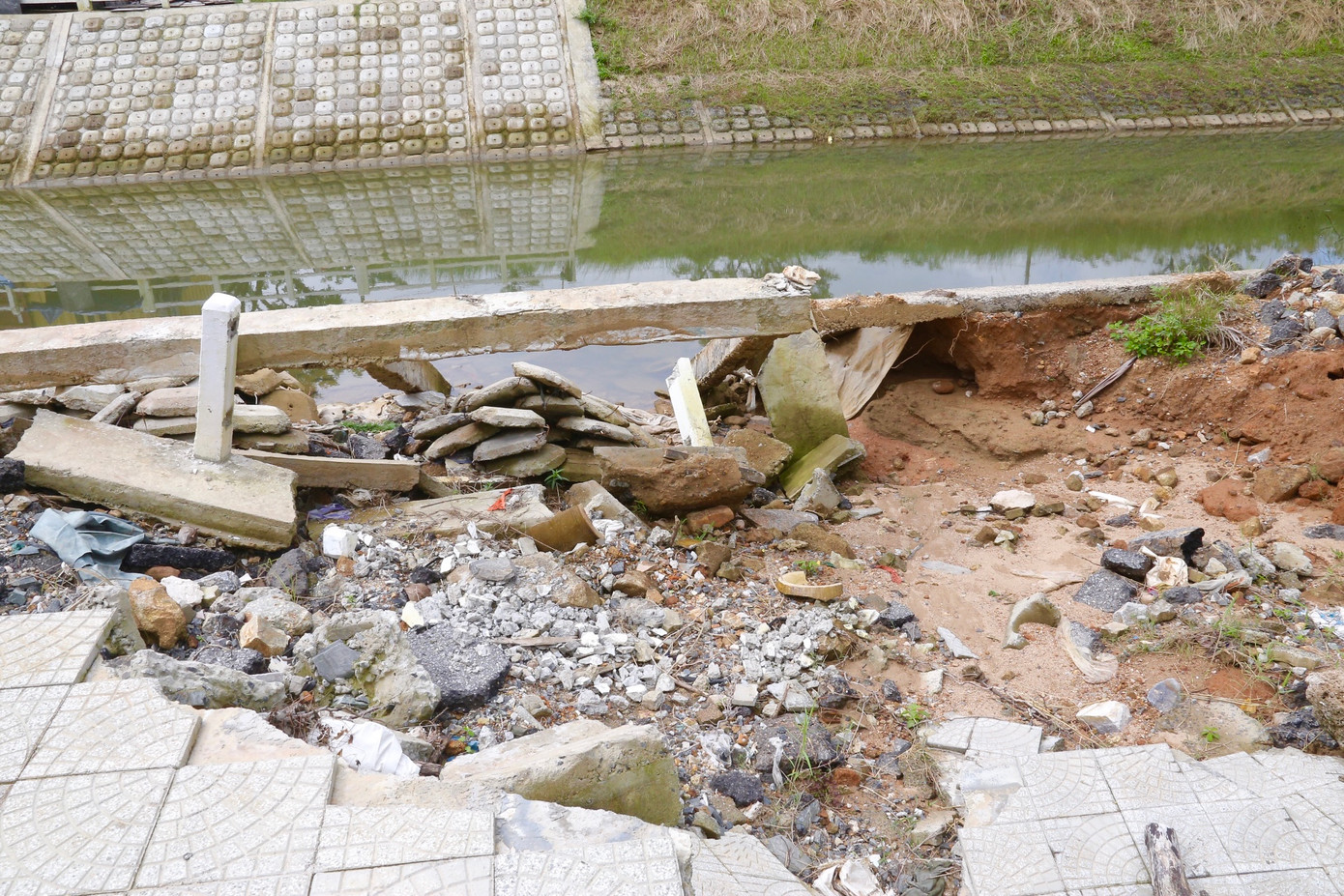 Nhiều mảng bê tông bong tróc, hư hỏng nặng nằm ngổn ngang.