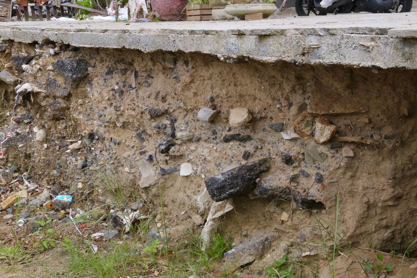 Vị trí sạt lở ngày càng ăn sâu vào tuyến đường dân sinh.