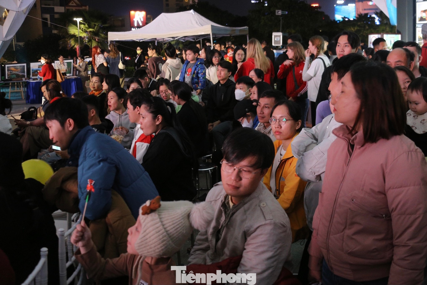 Hàng trăm người dân, du khách thưởng thức chương trình nghệ thuật với các tiết mục hòa tấu piano và violin của các nghệ sĩ Đà Nẵng và band nhạc The Han River Drifters. Hàng trăm người dân, du khách thưởng thức chương trình nghệ thuật với các tiết mục hòa tấu piano và violin của các nghệ sĩ Đà Nẵng và band nhạc The Han River Drifters.