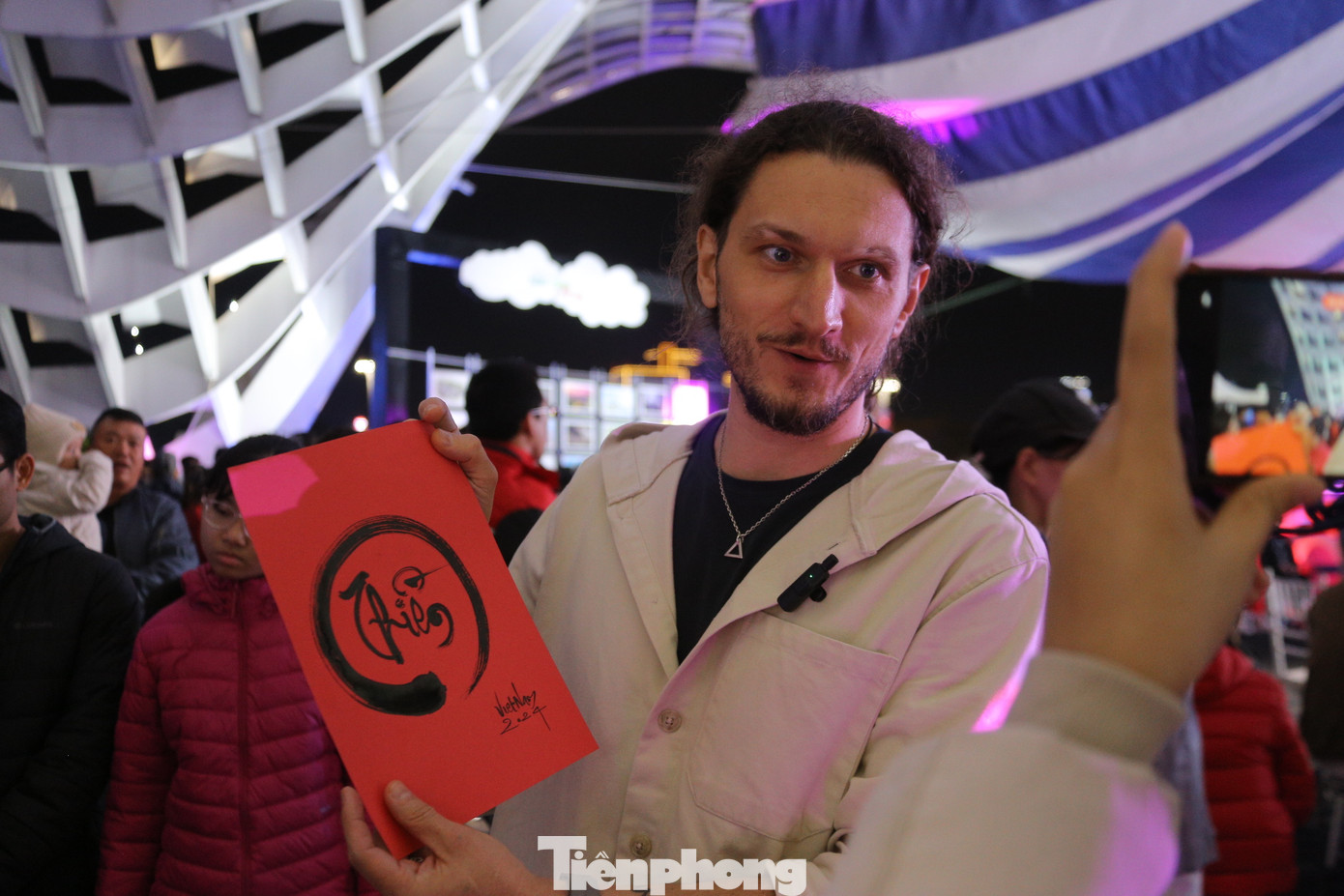 Du khách nước ngoài thích thú, chụp hình lưu giữ kỉ niệm. Du khách nước ngoài thích thú, chụp hình lưu giữ kỉ niệm.