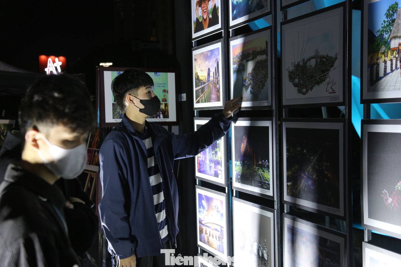 Rất đông người dân, du khách đã đến chiêm ngưỡng các tác phẩm nghệ thuật. Rất đông người dân, du khách đã đến chiêm ngưỡng các tác phẩm nghệ thuật.