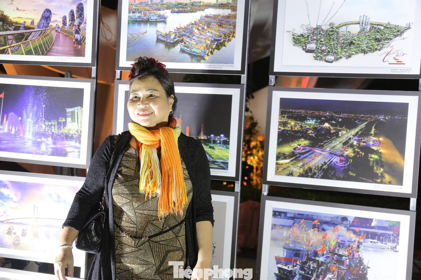 Rất đông người dân, du khách đã đến chiêm ngưỡng các tác phẩm nghệ thuật. Rất đông người dân, du khách đã đến chiêm ngưỡng các tác phẩm nghệ thuật.