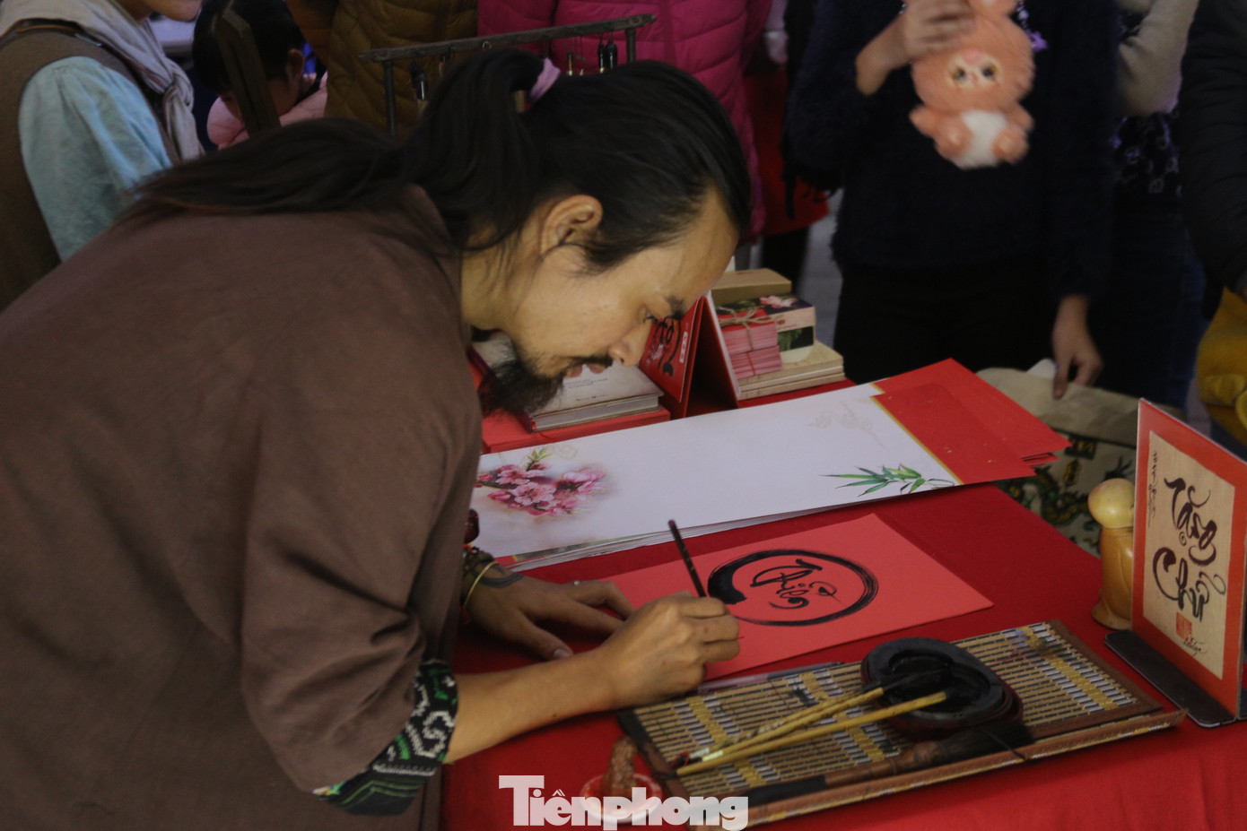 Các hoạt động như vẽ ký họa chân dung, vẽ sen đá, thư pháp, các sản phẩm handmade và các hoạt động trải nghiệm dành cho các em thiếu nhi cũng được diễn ra đầy sôi nổi. Các hoạt động như vẽ ký họa chân dung, vẽ sen đá, thư pháp, các sản phẩm handmade và các hoạt động trải nghiệm dành cho các em thiếu nhi cũng được diễn ra đầy sôi nổi.