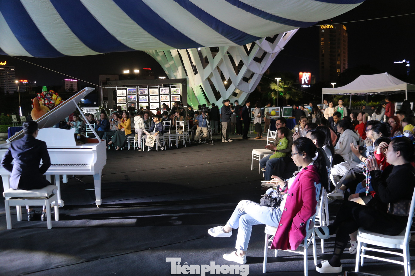 Hàng trăm người dân, du khách thưởng thức chương trình nghệ thuật với các tiết mục hòa tấu piano và violin của các nghệ sĩ Đà Nẵng và band nhạc The Han River Drifters. Hàng trăm người dân, du khách thưởng thức chương trình nghệ thuật với các tiết mục hòa tấu piano và violin của các nghệ sĩ Đà Nẵng và band nhạc The Han River Drifters.