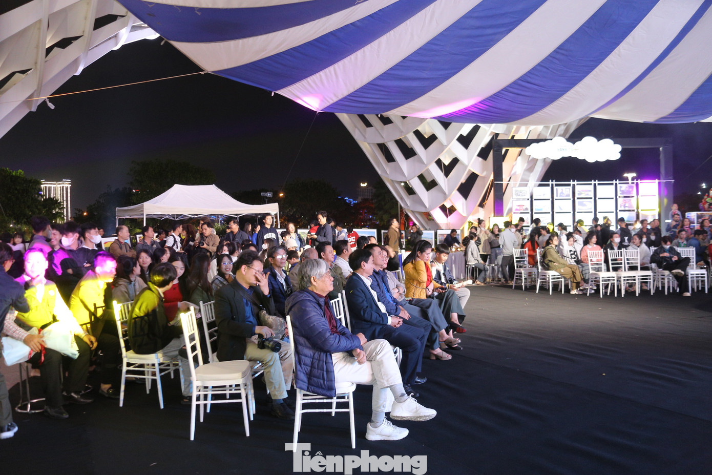 Ông Hà Vỹ - Phó Giám đốc Sở Văn hóa - Thể thao Đà Nẵng - cho biết, sự kiện nhằm đa dạng hóa các hoạt động, xây dựng các hoạt động bổ trợ cho TP. Đà Nẵng trong lộ trình thực hiện hồ sơ tham gia mạng lưới các thành phố sáng tạo của UNESCO. Triển lãm không chỉ là nơi trưng bày nghệ thuật mà còn là cơ hội để cộng đồng thưởng thức, giao lưu và chia sẻ niềm đam mê nghệ thuật. Ông Hà Vỹ - Phó Giám đốc Sở Văn hóa - Thể thao Đà Nẵng - cho biết, sự kiện nhằm đa dạng hóa các hoạt động, xây dựng các hoạt động bổ trợ cho TP. Đà Nẵng trong lộ trình thực hiện hồ sơ tham gia mạng lưới các thành phố sáng tạo của UNESCO. Triển lãm không chỉ là nơi trưng bày nghệ thuật mà còn là cơ hội để cộng đồng thưởng thức, giao lưu và chia sẻ niềm đam mê nghệ thuật.