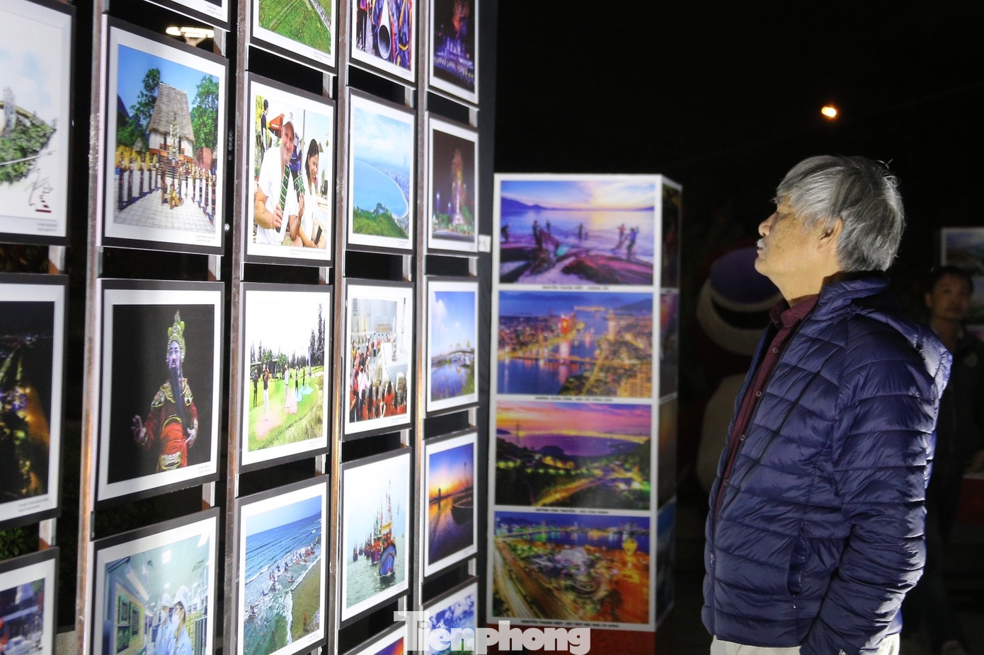 Rất đông người dân, du khách đã đến chiêm ngưỡng các tác phẩm nghệ thuật. Rất đông người dân, du khách đã đến chiêm ngưỡng các tác phẩm nghệ thuật.