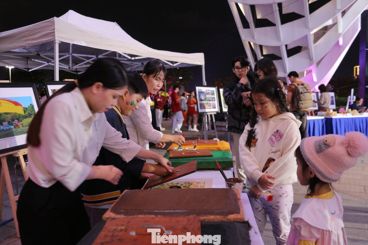 Các hoạt động như vẽ ký họa chân dung, vẽ sen đá, thư pháp, các sản phẩm handmade và các hoạt động trải nghiệm dành cho các em thiếu nhi cũng được diễn ra đầy sôi nổi. Các hoạt động như vẽ ký họa chân dung, vẽ sen đá, thư pháp, các sản phẩm handmade và các hoạt động trải nghiệm dành cho các em thiếu nhi cũng được diễn ra đầy sôi nổi.