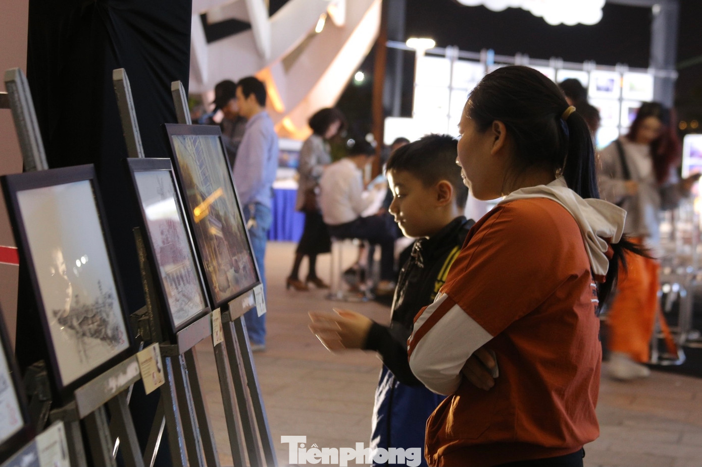 Rất đông người dân, du khách đã đến chiêm ngưỡng các tác phẩm nghệ thuật. Rất đông người dân, du khách đã đến chiêm ngưỡng các tác phẩm nghệ thuật.