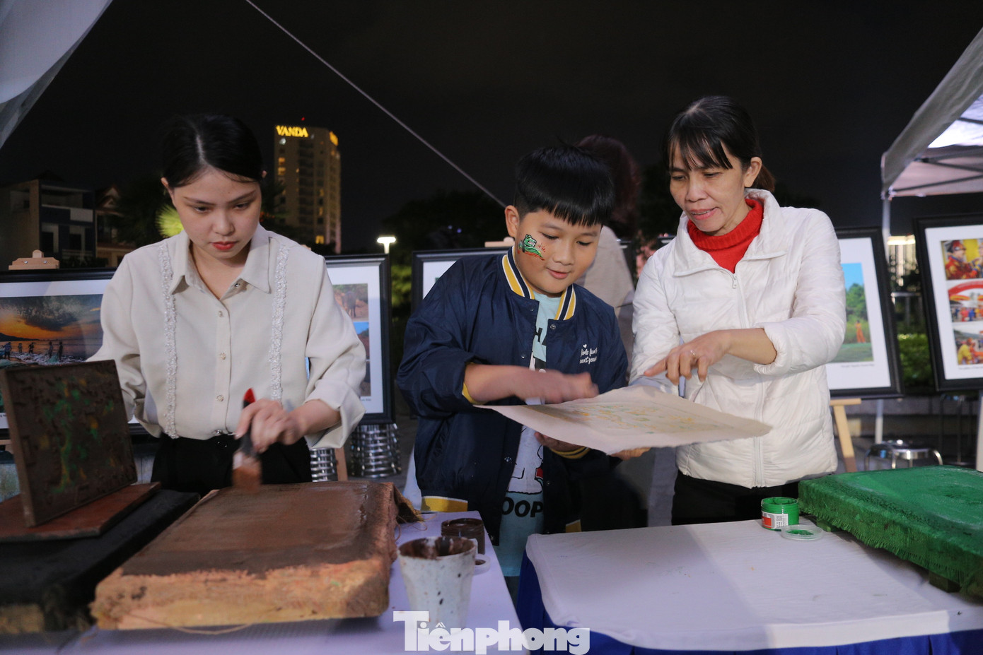 Các hoạt động như vẽ ký họa chân dung, vẽ sen đá, thư pháp, các sản phẩm handmade và các hoạt động trải nghiệm dành cho các em thiếu nhi cũng được diễn ra đầy sôi nổi. Các hoạt động như vẽ ký họa chân dung, vẽ sen đá, thư pháp, các sản phẩm handmade và các hoạt động trải nghiệm dành cho các em thiếu nhi cũng được diễn ra đầy sôi nổi.