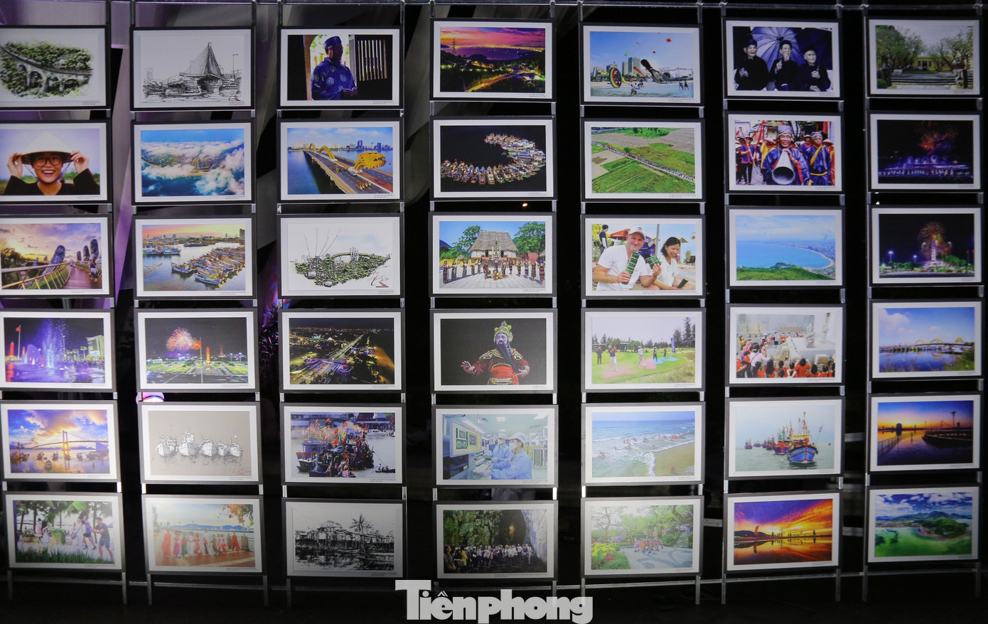 Hơn 150 tác phẩm của các nghệ sĩ thành phố với nhiều màu sắc, góc nhìn đặc sắc tái hiện thành phố Đà Nẵng. Hơn 150 tác phẩm của các nghệ sĩ thành phố với nhiều màu sắc, góc nhìn đặc sắc tái hiện thành phố Đà Nẵng.