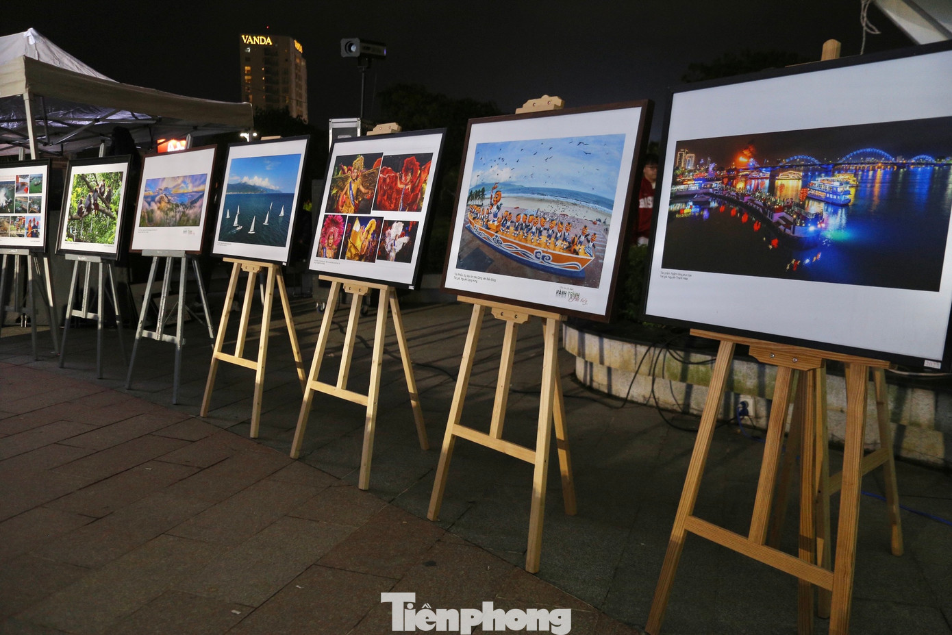 Hơn 150 tác phẩm của các nghệ sĩ thành phố với nhiều màu sắc, góc nhìn đặc sắc tái hiện thành phố Đà Nẵng. Hơn 150 tác phẩm của các nghệ sĩ thành phố với nhiều màu sắc, góc nhìn đặc sắc tái hiện thành phố Đà Nẵng.