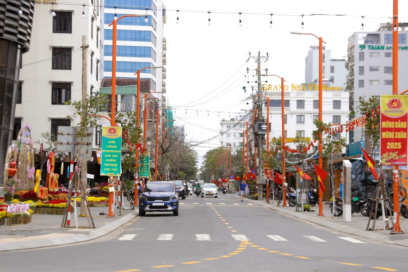 Tuyến đường Hoàng Kế Viêm có giá từ 84 triệu đồng đến hơn 184 triệu đồng/m2. Đường Hoàng Kế Viêm nối thẳng ra biển, rất thuận tiện cho du khách đến lưu trú có thể dạo chơi, tắm biển mỗi ngày.