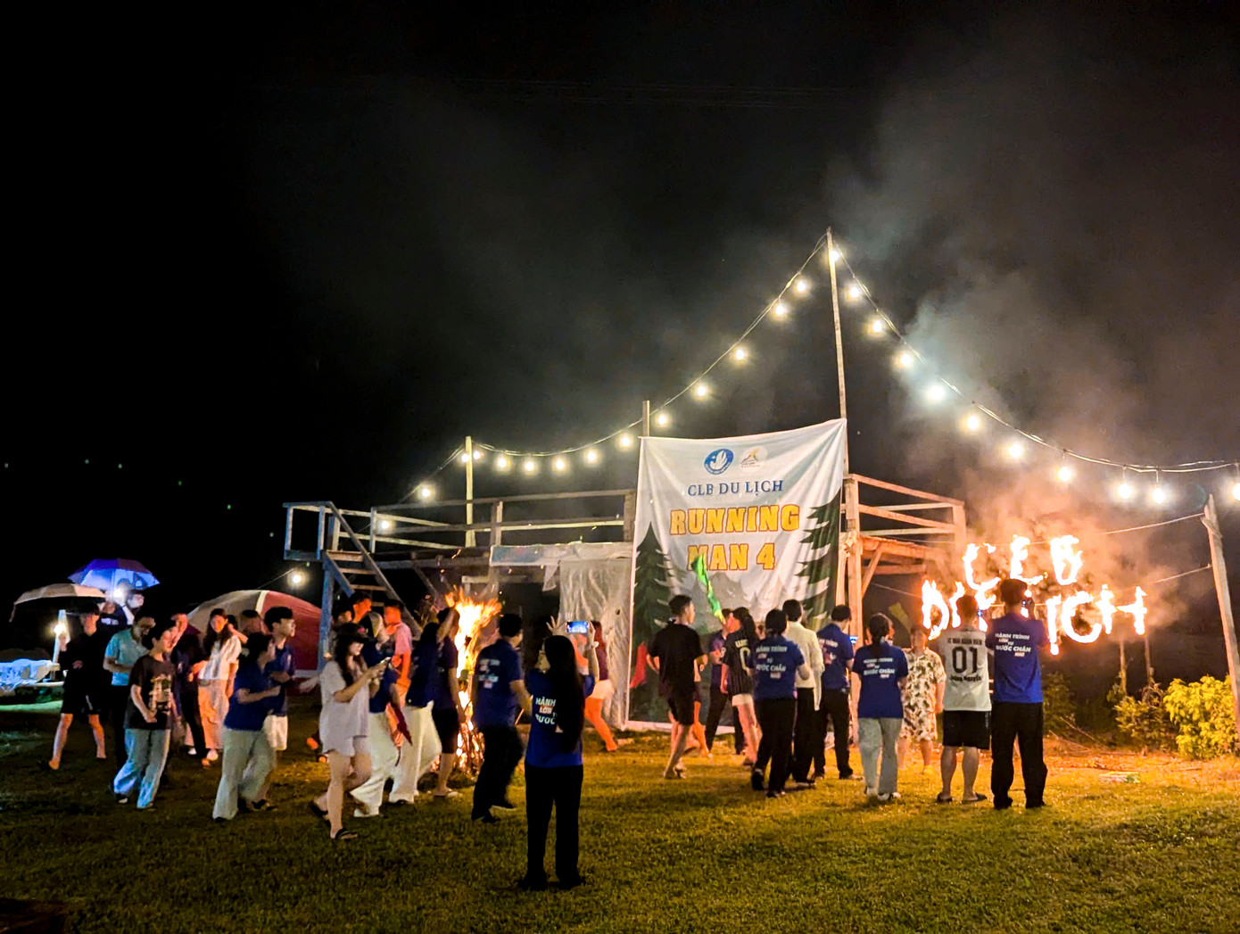 Nhiều nhóm bạn trẻ thích thú trải nghiệm, đốt lửa trại vui chơi qua đêm.