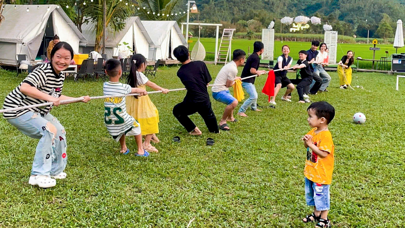 Đông đảo du khách tìm đến điểm du lịch của anh Lê Thanh Đán để tham quan, trải nghiệm.