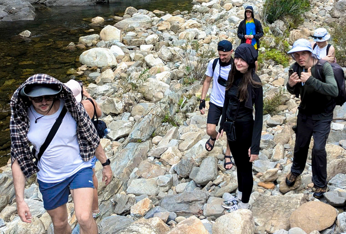 Nhiều đoàn khách nước ngoài hào hứng khi được tham quan, trải nghiệm thực tế.