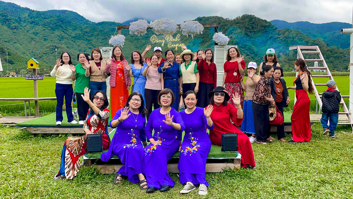 Đông đảo du khách tìm đến điểm du lịch của anh Lê Thanh Đán để tham quan, trải nghiệm.