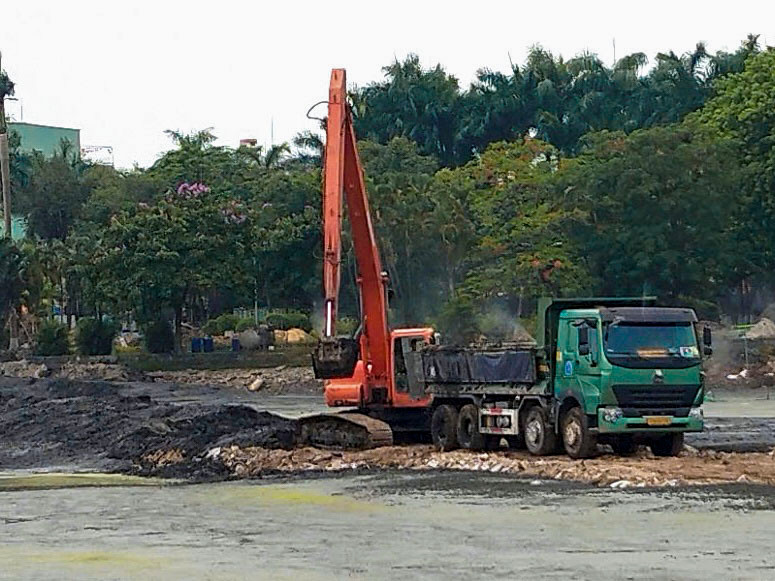 Đơn vị đang triển khai thi công nạo vét lòng hồ Công viên 29/3.