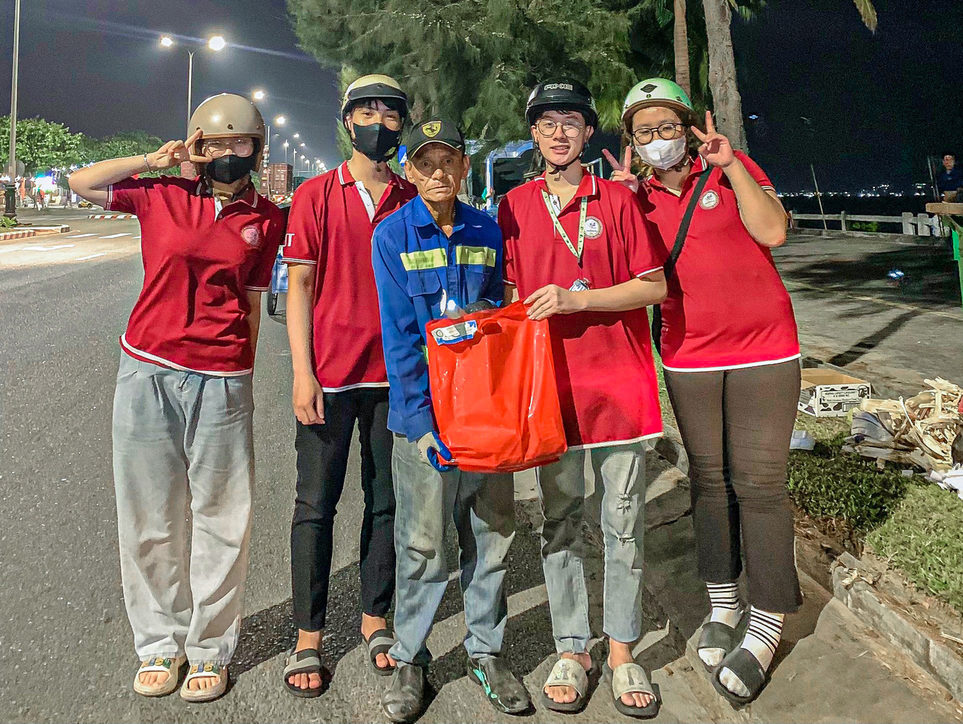 Chị Võ Gia Hân - Chủ nhiệm CLB Công nghệ Thực phẩm cho hay, đây là chương trình tổ chức hàng năm của CLB Công nghệ Thực phẩm - Trường ĐH Bách khoa nhân dịp lễ 30/4 - 1/5.