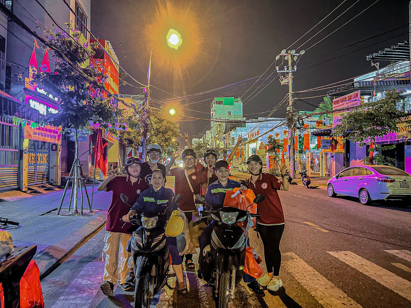 “Chúng mình muốn gửi lời cảm ơn đến những cô chú lao công ngày đêm quét rác, dọn vệ sinh trên các tuyến đường thành phố Đà Nẵng. Mong rằng tình cảm và sự chân thành của chúng mình sẽ tiếp thêm năng lượng tích cực và niềm vui cho cô chú”, chị Hân nói.