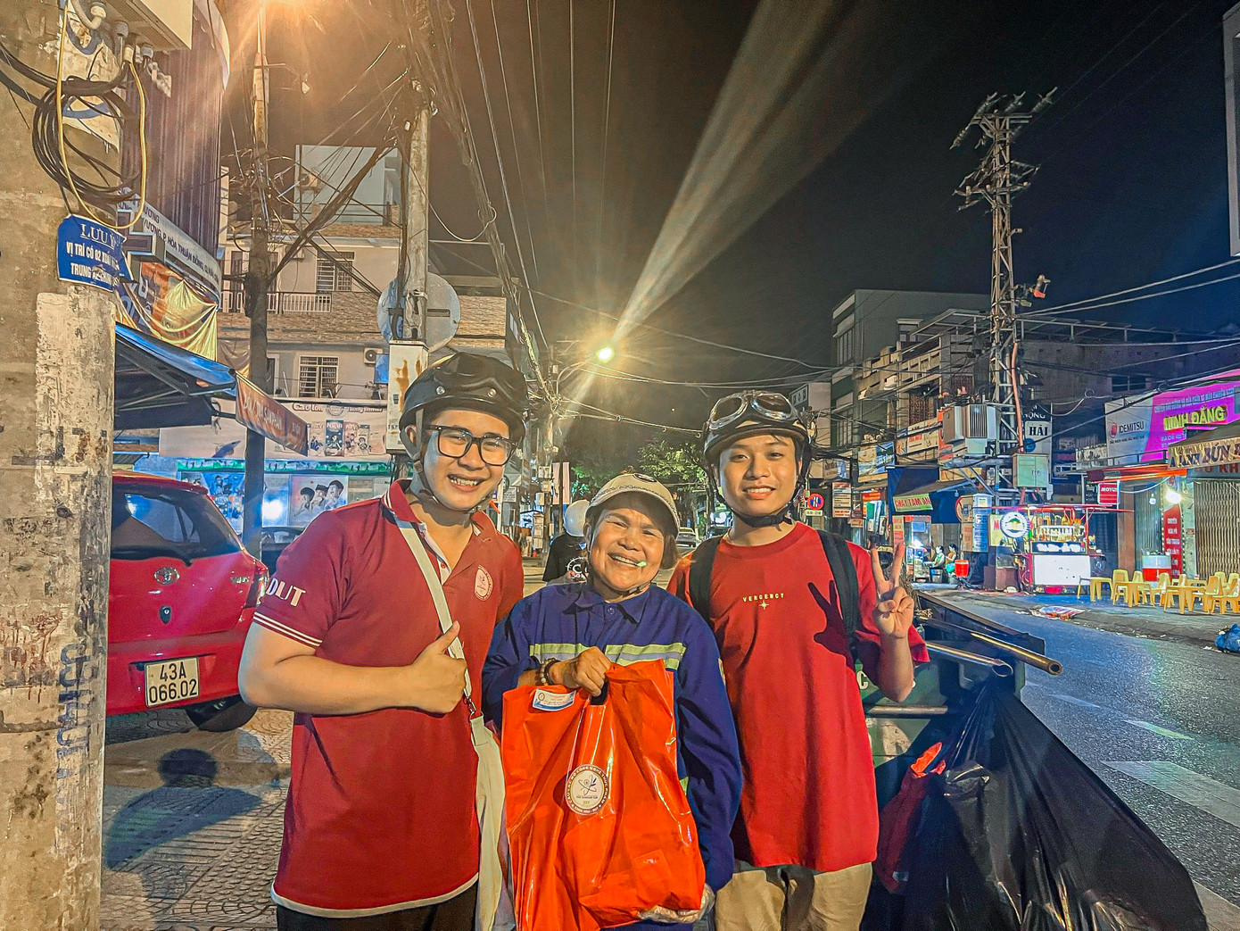 “Em muốn gửi lời chúc sức khỏe đến các anh chị, cô chú lao công đã ngày đêm làm đẹp cho đường phố Đà Nẵng. Hy vọng chương trình sẽ được tổ chức thường xuyên hàng năm để em có thể tiếp tục tham gia”, bạn Trương Công Minh, thành viên CLB chia sẻ.