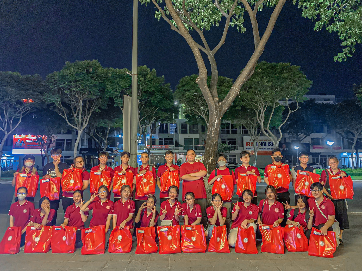 Gần 30 tình nguyện viên cùng chuẩn bị hơn 50 phần quà rồi chia nhau đến các điểm trong thành phố tặng những công nhân vệ sinh môi trường làm việc trong đêm.