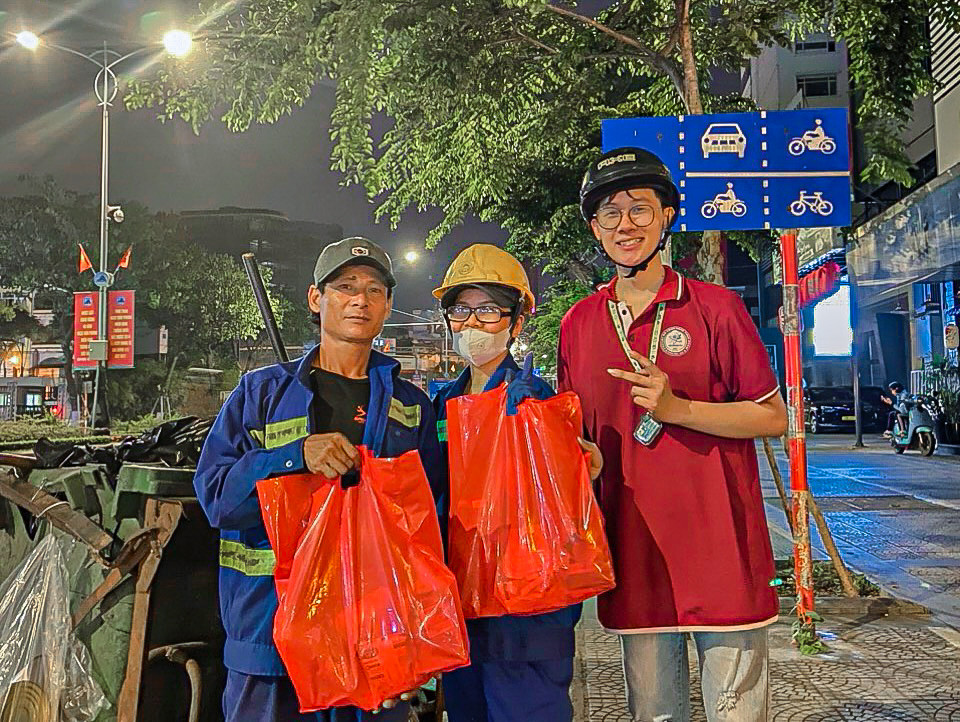 Các bạn sinh viên trao những món quà yêu thương.