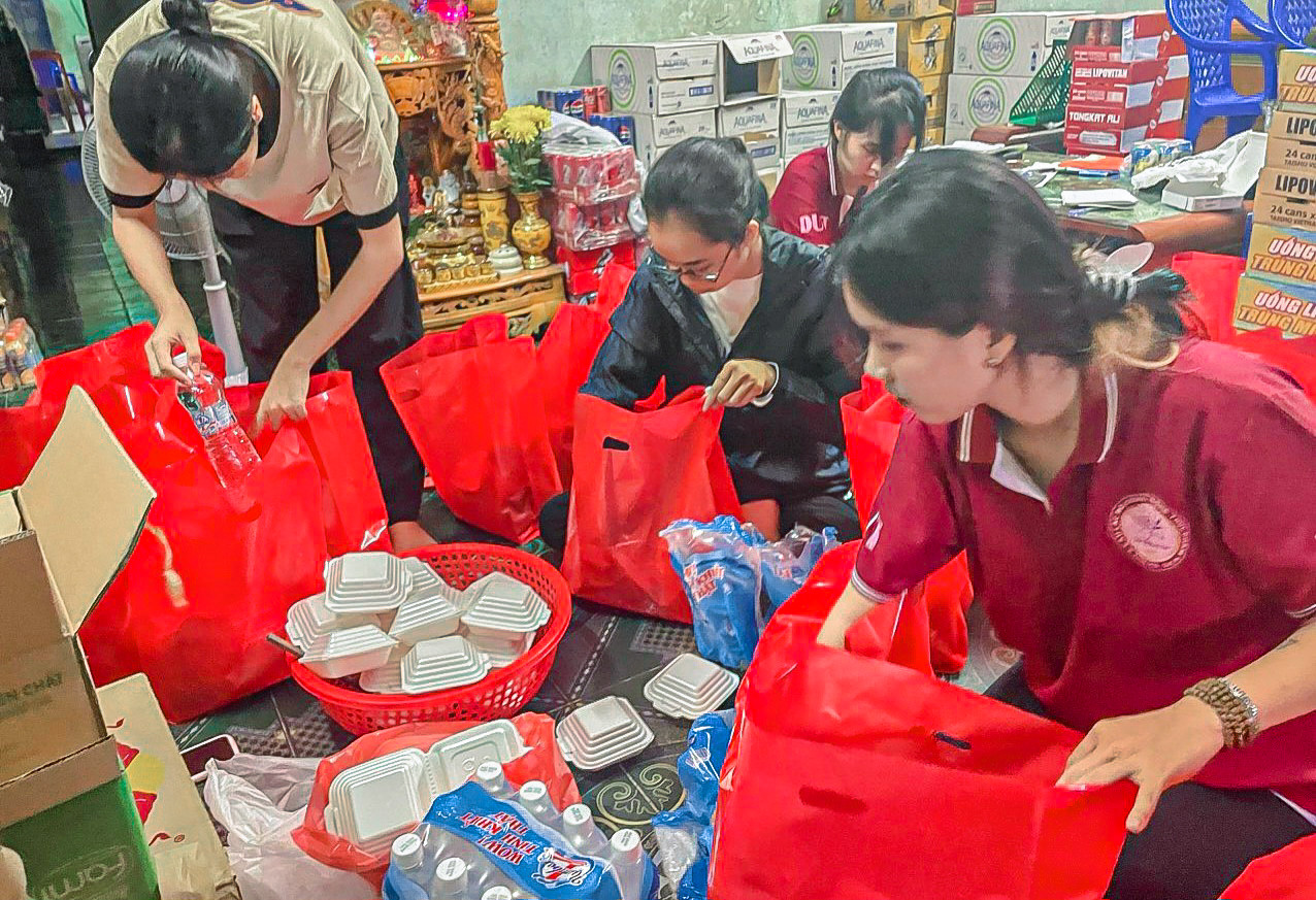 Chương trình san sẻ yêu thương được tổ chức hằng năm nhằm tri ân và thể hiện sự trân trọng những cô chú lao công thầm lặng ngày đêm làm đẹp cho thành phố Đà Nẵng.