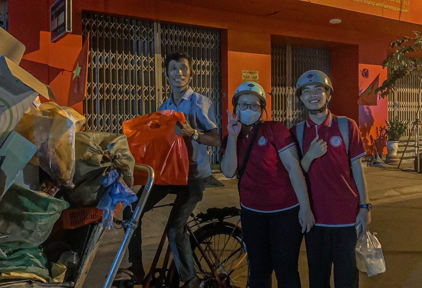 Các bạn sinh viên trao những món quà yêu thương.