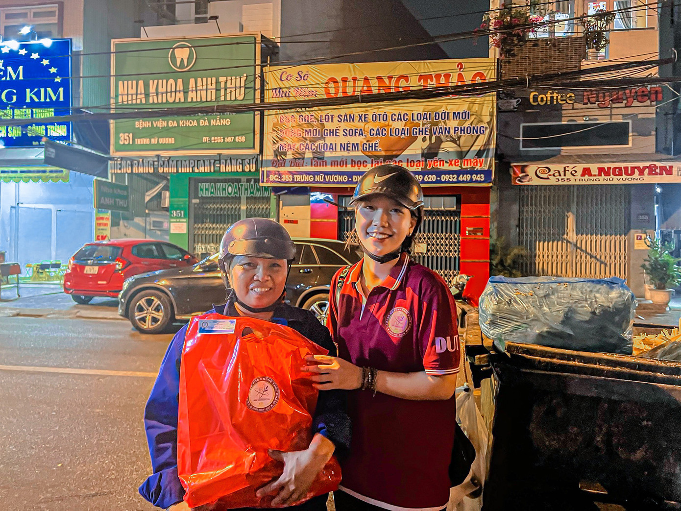 Các bạn sinh viên trao những món quà yêu thương.