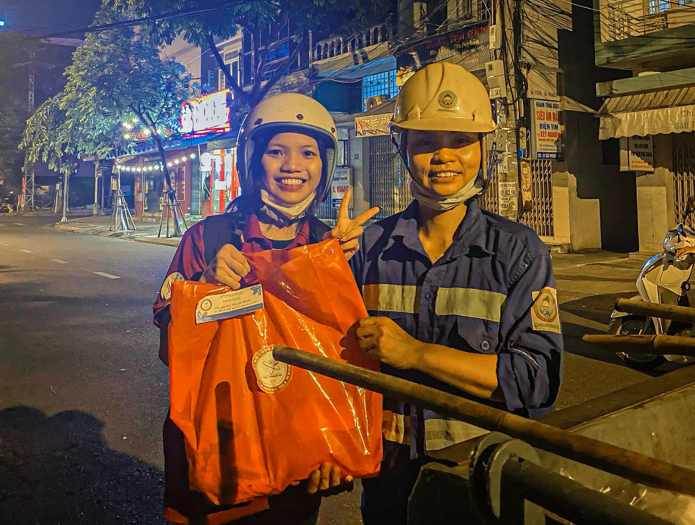 Các bạn sinh viên trao những món quà yêu thương.