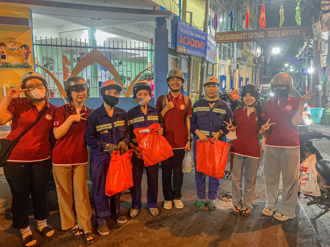 Những phần quà với lời chúc, lời hỏi thăm các bạn sinh viên dành tặng những người thầm lặng làm đẹp cho thành phố.