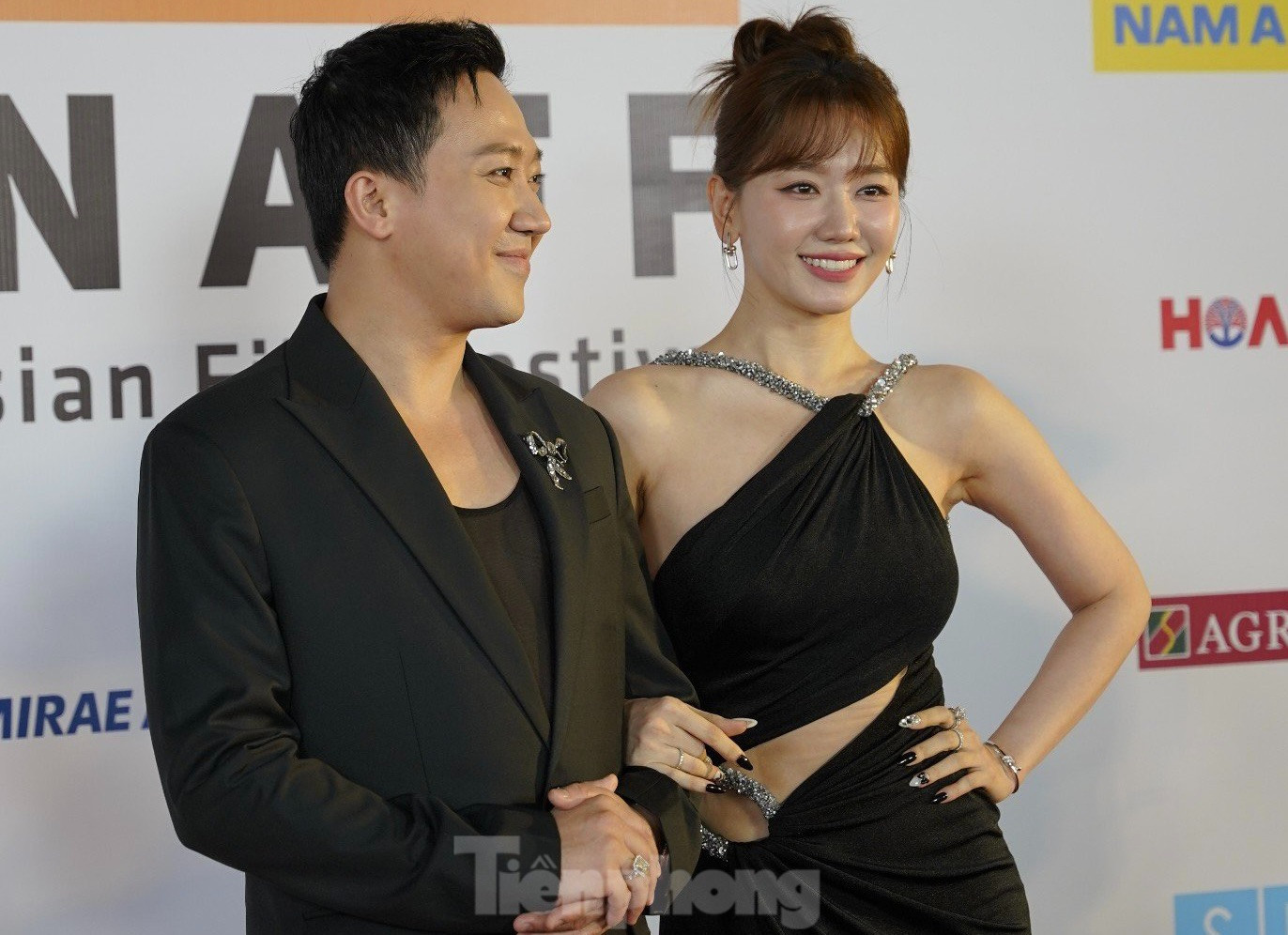 Đạo diễn, diễn viên Trấn Thành cùng vợ tại lễ bế mạc LHP châu Á Đà Nẵng 2024. Đạo diễn, diễn viên Trấn Thành cùng vợ tại lễ bế mạc LHP châu Á Đà Nẵng 2024.