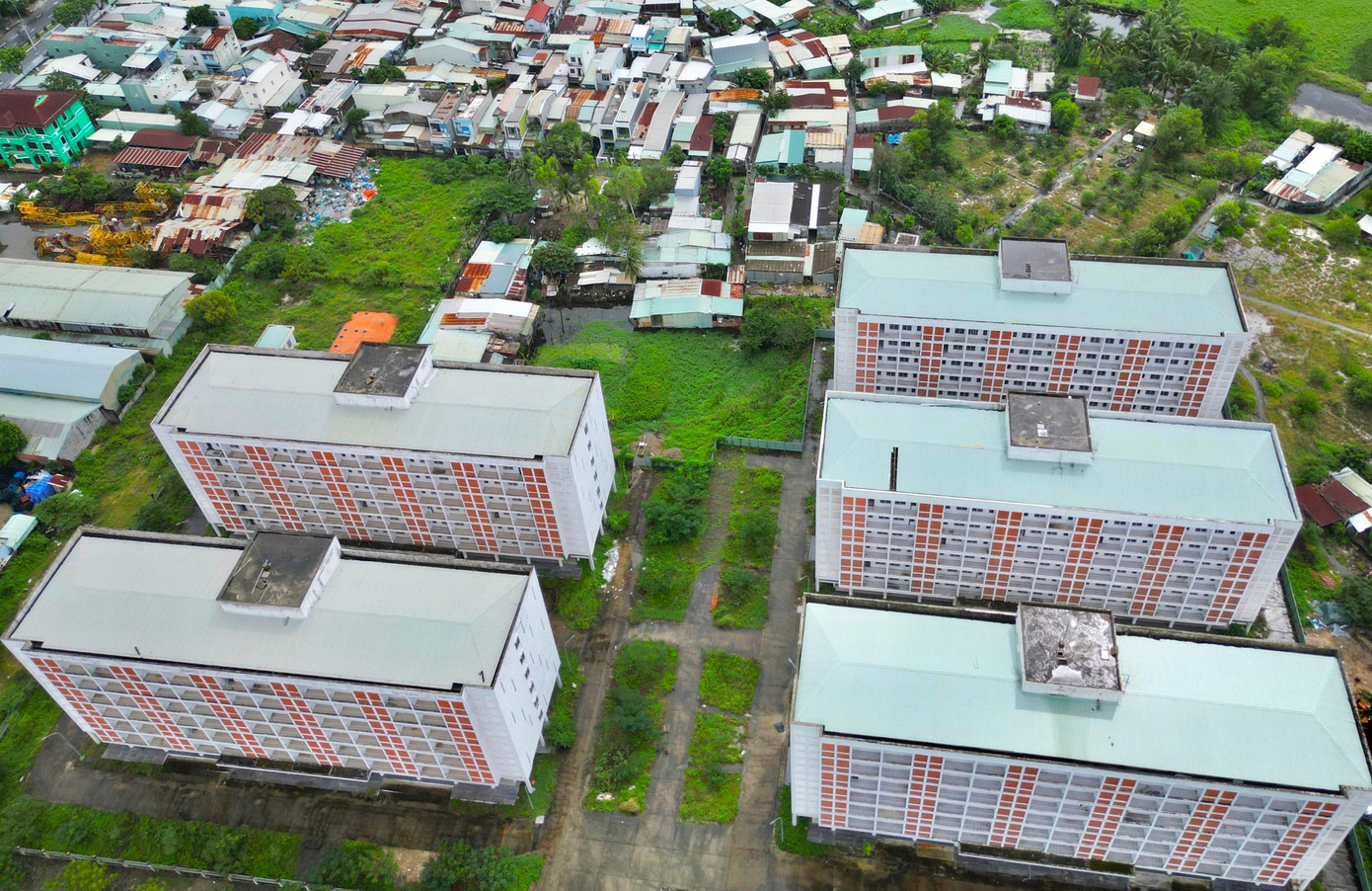 Khu ký túc xá tập trung phía Tây thành phố diện tích (5,6 ha) gồm 5 khối nhà 7 tầng, quy mô khoảng 700 phòng, vốn đầu tư khoảng 397 tỷ đồng. Khu ký túc xá tập trung phía Tây thành phố mở rộng (3,5 ha) gồm 2 khối nhà 5 tầng, có vốn đầu tư khoảng 298 tỷ đồng từ nguồn vốn trái phiếu Chính phủ. Khu ký túc xá tập trung phía Tây thành phố diện tích (5,6 ha) gồm 5 khối nhà 7 tầng, quy mô khoảng 700 phòng, vốn đầu tư khoảng 397 tỷ đồng. Khu ký túc xá tập trung phía Tây thành phố mở rộng (3,5 ha) gồm 2 khối nhà 5 tầng, có vốn đầu tư khoảng 298 tỷ đồng từ nguồn vốn trái phiếu Chính phủ.