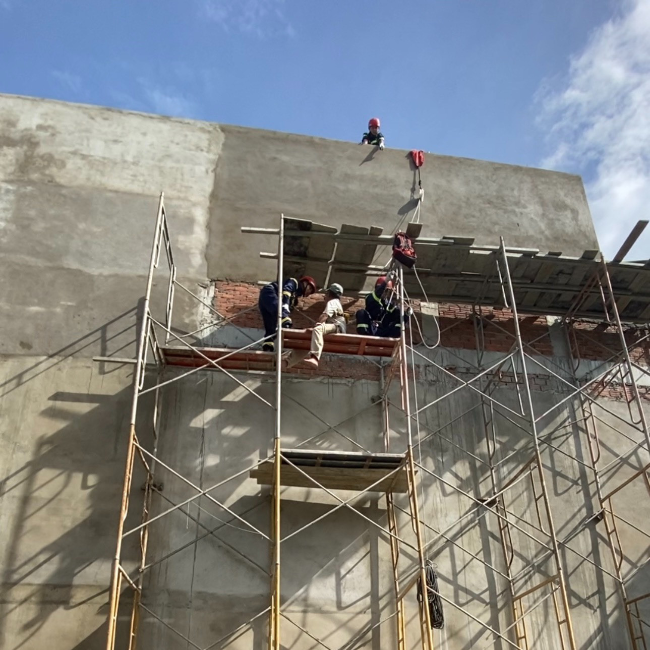 Người đàn ông gặp nạn được lực lượng chức năng ứng cứu thành công. Người đàn ông gặp nạn được lực lượng chức năng ứng cứu thành công.