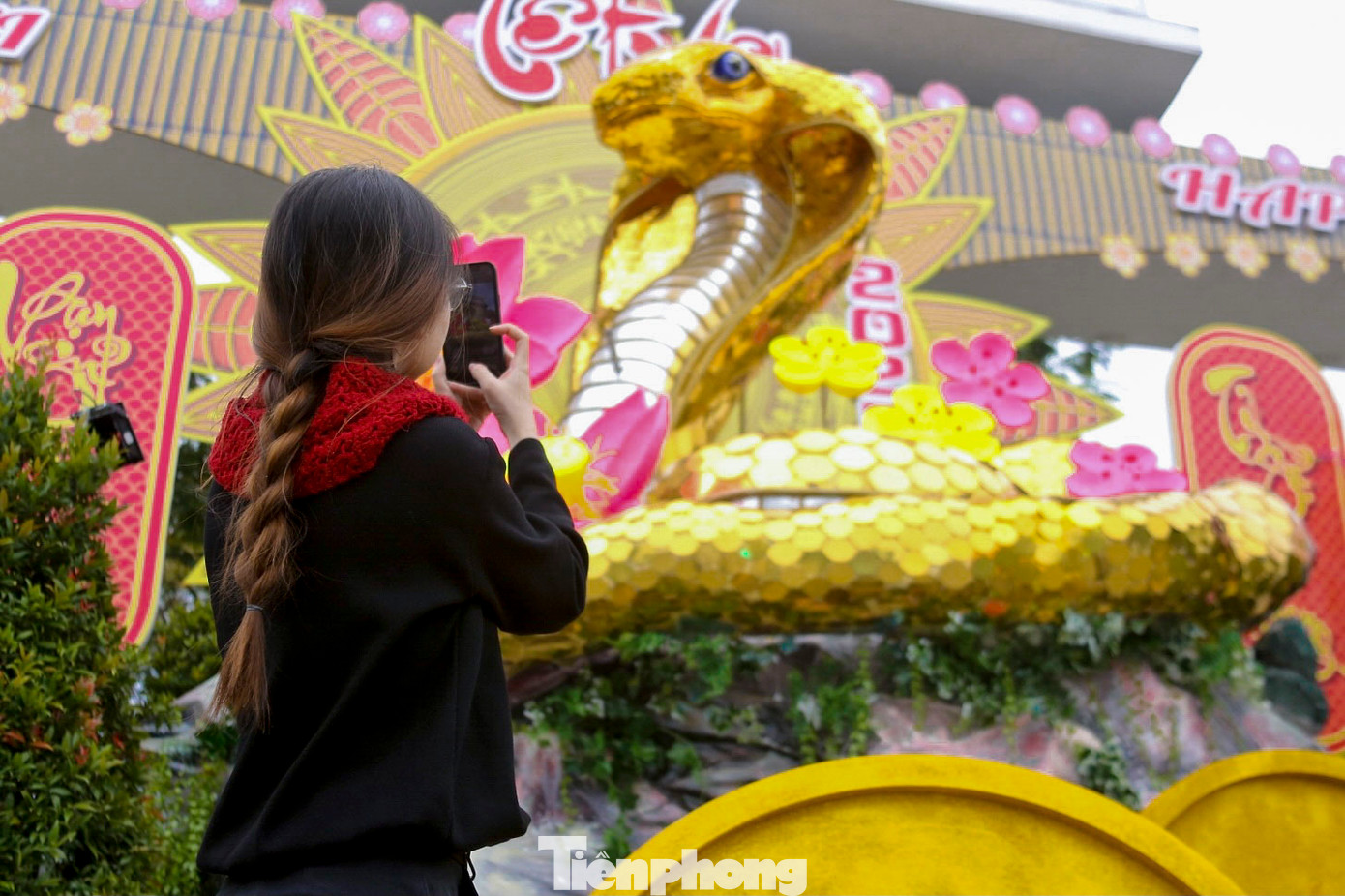 Rất nhiều người đến xem và chụp hình cùng linh vật rắn. Chị Thảo Nguyên (trú huyện Hòa Vang) cho biết, năm nay linh vật rắn được làm rất đẹp và công phu. Đây có thể trở thành nơi check-in hấp dẫn đối với người dân và du khách trong dịp Tết năm nay. Rất nhiều người đến xem và chụp hình cùng linh vật rắn. Chị Thảo Nguyên (trú huyện Hòa Vang) cho biết, năm nay linh vật rắn được làm rất đẹp và công phu. Đây có thể trở thành nơi check-in hấp dẫn đối với người dân và du khách trong dịp Tết năm nay.