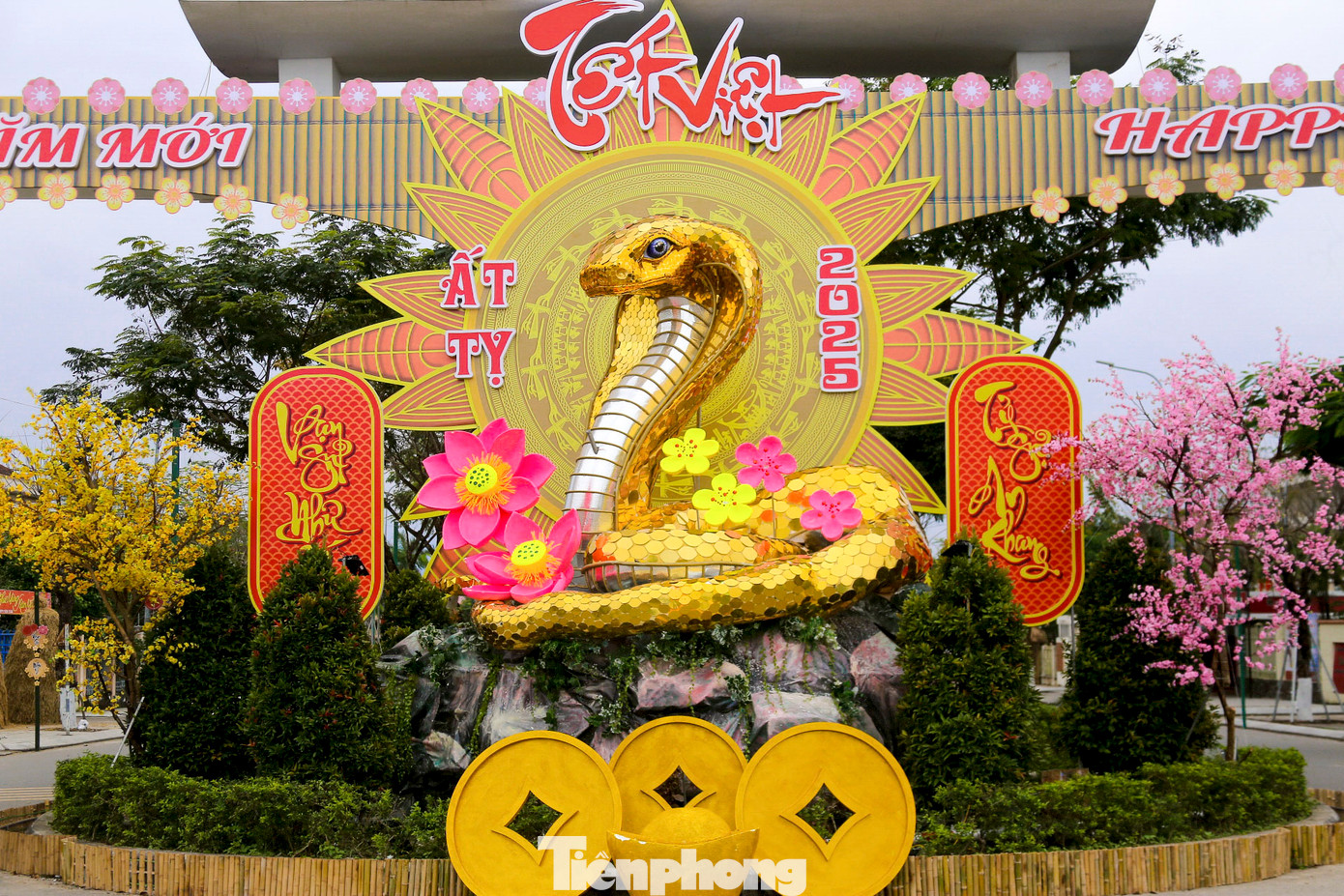 Tại khu vực trung tâm huyện Hòa Vang (TP. Đà Nẵng) cũng được trang trí bằng linh vật rắn hổ mang. Tại khu vực trung tâm huyện Hòa Vang (TP. Đà Nẵng) cũng được trang trí bằng linh vật rắn hổ mang.