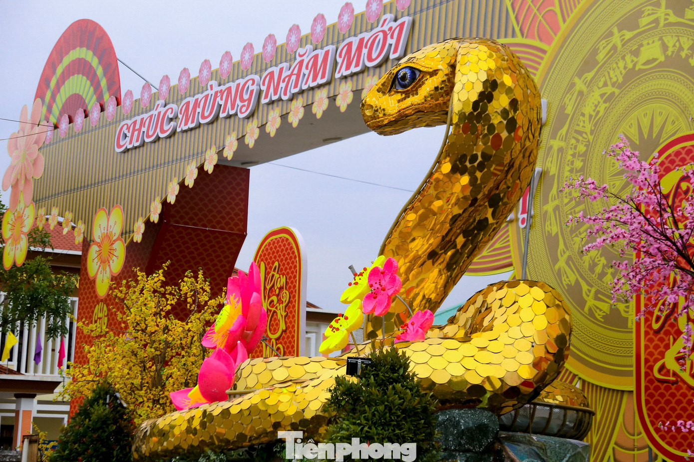 Theo anh Hà, người thi công cho hay, linh vật rắn này có tổng chiều dài gần 20m, được làm bằng xốp, phần vẩy được làm bằng kính màu vàng óng ánh. Để hoàn thành linh vật này, đơn vị phải mất gần 1 tháng thi công. Theo anh Hà, người thi công cho hay, linh vật rắn này có tổng chiều dài gần 20m, được làm bằng xốp, phần vẩy được làm bằng kính màu vàng óng ánh. Để hoàn thành linh vật này, đơn vị phải mất gần 1 tháng thi công.